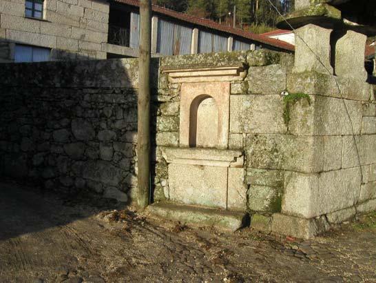 Alminha da Casa da Eira A11 As alminhas inicialmente estavam adossadas a uma parede da Casa da Poça. Foram vendidas por interveniência de um pároco ao Sr.Carlos Augusto.