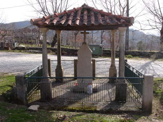 Orídes Gonçalves de Oliveira Acesso: Na estrada Municipal 526 Construção rectangular em granito, com nicho rematado por um arco gótico, encimada por uma cruz latina.