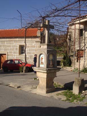 Alminhas de Santo António A2 Tem na base a inscrição : "Esta obra mandou fazer Manuel Martins da casa do Batoco de Sta... no ano 182?