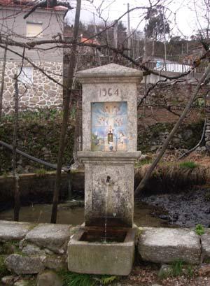 Possui ao centro um nicho, rectangular, pouco profundo, em ladrilho policromado com representações de várias imagens e episódios da passagem para a vida após a morte.