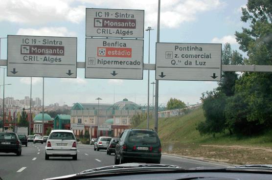 b) Duas filas para cada sentido. c) Três vias de trânsito com destino a Sintra.