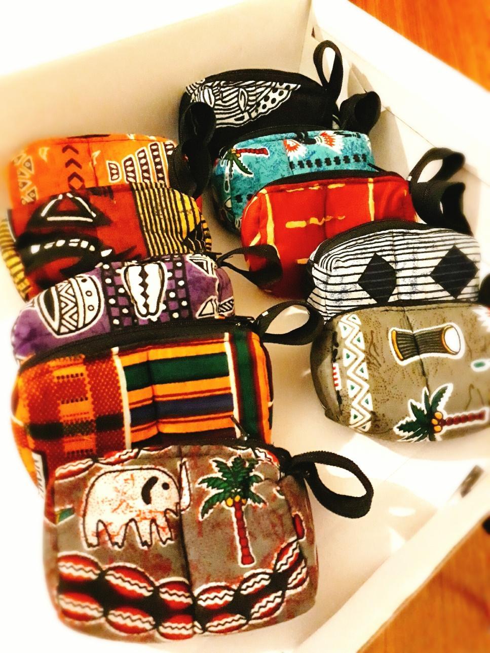 As bolsas africanas 1 2 6 7 8 De cabo Verde mas da aldeira da Calheta na Ilha do Maio chegam as bolsas feitas em