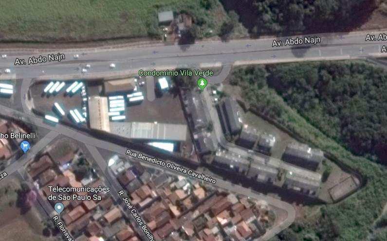 3 3) CONSTATAÇÕES: O condomínio residencial Vila Verde, onde se encontra o imóvel avaliando, é constituído por casas geminadas assobradadas com garagens cobertas e com as mesmas características