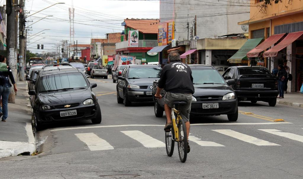 Priorizar os deslocamentos ativos nas políticas e orçamento 3) Definir e garantir subsídios cruzados oriundos da tributação sobre o uso de modos de transporte individual motorizado diretamente para o