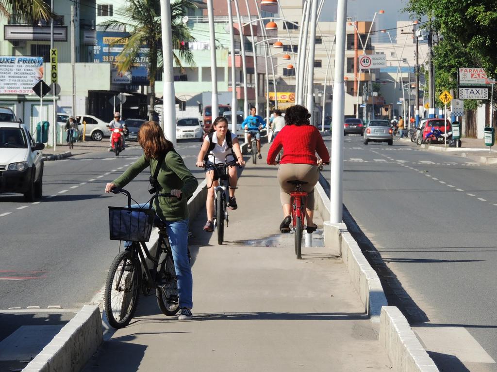 Inserir programas e políticas específicas aos modos ativos 18) Normatizar a bicicleta e acessórios de suporte para locomoção, tais como cadeiras de rodas,