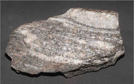 PRINCIPAIS ROCHAS UTILIZADAS COMO MATERIAL DE CONSTRUÇÃO A gnaisse é uma rocha metamórfica composta principalmente de quartzo e feldspato.
