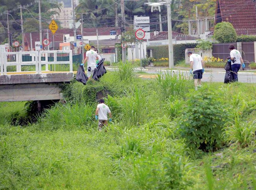 Equipes na Limpeza dos Rios Divulgação dos