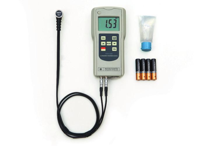 Possibilidade de descobrir a velocidade de som em função de uma amostra com espessura conhecida Indicador no display de acoplamento correto Função de calibração com padrão de 5mm acoplado ao medidor