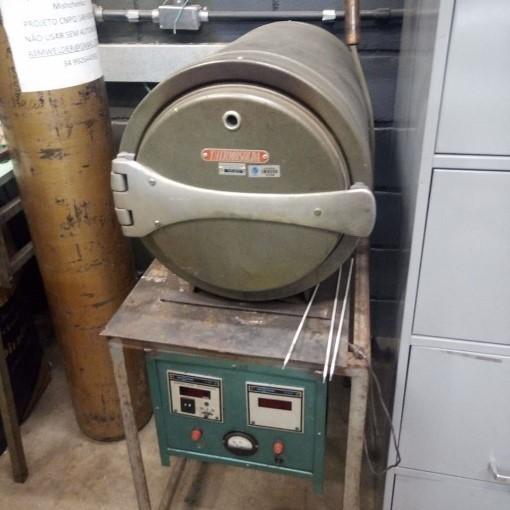 45 Foi utilizado um forno para a ressecagem dos eletrodos revestidos antes dos procedimentos de soldagem, procedimento no qual foram seguidas as