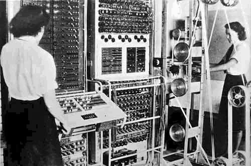 Introdução Durante Segunda Guerra Mundial houve um grande desenvolvimento de dispositivos para cálculos, e pode-se armar que mais ou menos nessa época começou-se a era da computação.