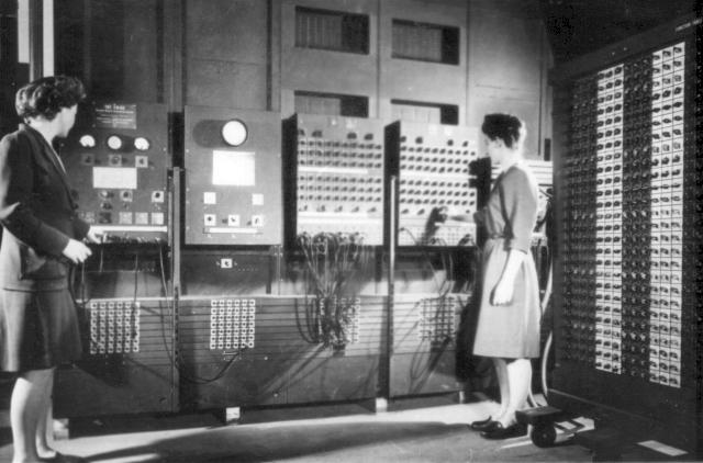 Introdução Considera-se como primeiro computador eletrônico o ENIAC (Electronic Numerical Integrator And Computer).