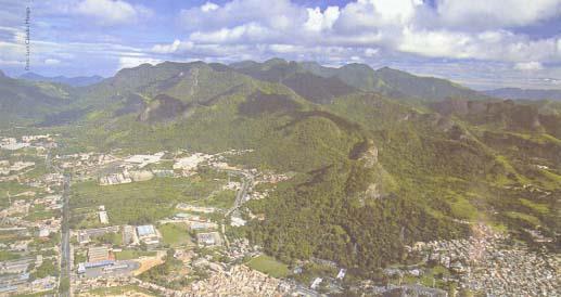 O Maciço da Pedra Branca está localizado na Zona Oeste da cidade do Rio de Janeiro, circundando os bairros de Guaratiba, Bangu, Jacarepaguá, Barra da Tijuca, Recreio dos Bandeirantes, Grumari e Campo