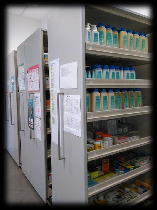 Existe também outro armário deslizável (figura 4) que serve de armazém para produtos de maiores dimensões como leites, xaropes, soluções de aplicação tópica, medicamentos veterinários, suplementos