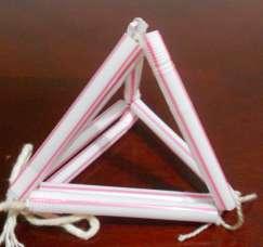 Passe o barbante por dentro dos canudinhos e una-os formando o esboço de um triângulo equilátero e feche-o por meio de um nó.