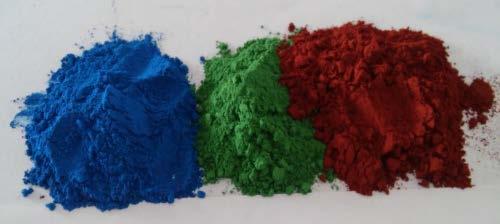 Pigmentos - Foram utilizados pigmentos em pó à base de óxidos de ferro e isentos de metais pesados nas cores azul, vermelho e verde.