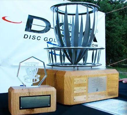 PREMIAÇÃO Com a ajuda dos nossos patrocinadores, o torneio terá muitos prêmios a serem distribuídos. - Nome dos ganhadores eternizados na Taça Disc Golf Brasil.