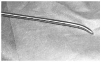 8 Passo 5: Contorno da haste A ponta da haste (aproximadamente 2cm de comprimento) pode ser inclinada até atingir o ângulo desejado com a ajuda de um flexionador ou de um cilindro para brocas.