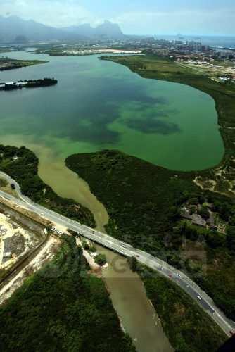 Introdução 27 (a) Vista W-E, ponte sobre o Rio Marinho (b) Vista SW-NE (SOS Rios do Brasil, 2008).