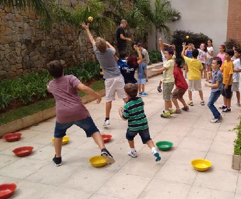 As atividades recreativas são muitas vezes feitas para felicidade, diversão, passar o tempo ou prazer e são consideradas "divertimento". pelo faz de conta.