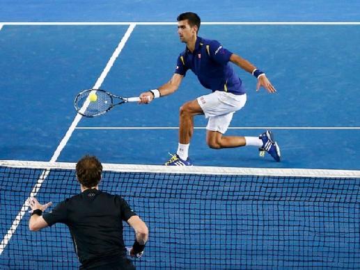 Tênis de quadra: esporte jogado em uma área retangular com uma rede dividindo duas quadras. Utiliza se para a prática do esporte a raquete e a bolinha.