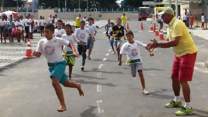 Já no voleibol, punhobol, vôlei de praia e sepaktakraw tanto dá para devolver a bola direto quanto dá para fazer passes entre os companheiros de uma mesma equipe antes de mandar a bola para o outro