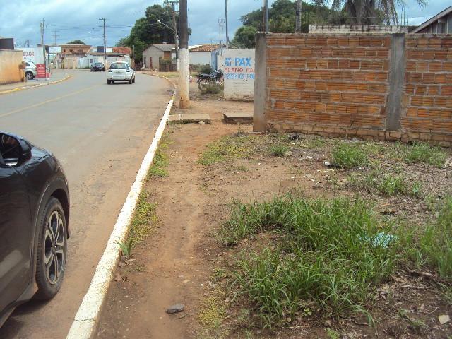 235 Entretanto a situação mais grave, observada, talvez seja a falta de manutenção ou até mesmo a ausência de calçadas em lotes habitados ou não.