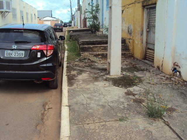 7 Exemplo de calçada imprópria para a circulação de pedestres: avenida Pedro