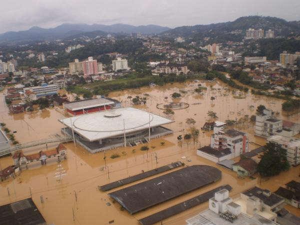 JUSTIFICATIVA INTRODUÇÃO Estima-se que as inundações resultaram 597.522 pessoas afetadas no período 1991-2012 em Santa Catarina. Sendo que ocorreram 38 mortes e 175.