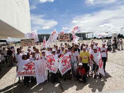 nacional, aproximadamente 350 pessoas.