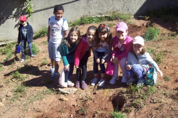 dos Olivais. Cerca de 100 alunos arregaçaram as mangas para transplantar as pequenas árvores que já se encontram a crescer em meio escolar.