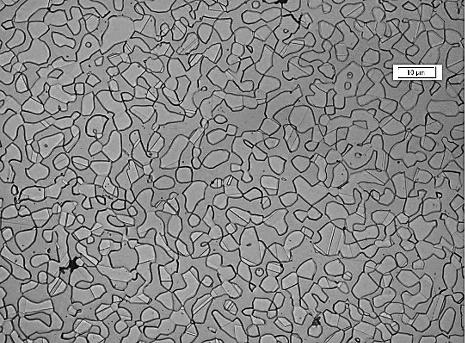 60 Figura 25 Micrografia da seção transversal da amostra de superdúplex após ataque com 10% oxálico.