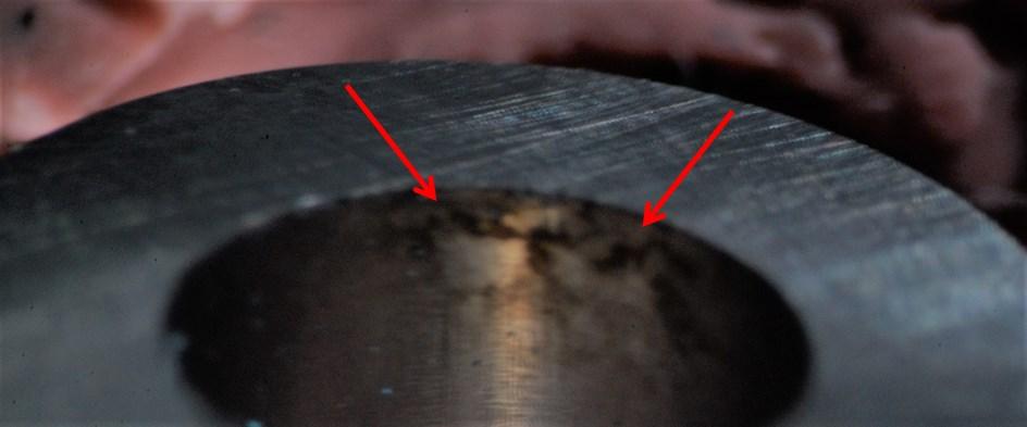 Fonte: Autor Figura 55 - Corrosão por fresta observada após ensaio para determinação de CPT identificada pelas setas