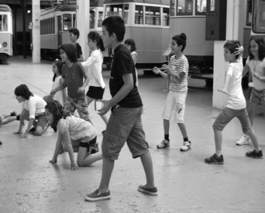 jogo de estátuas e mini-bowling.