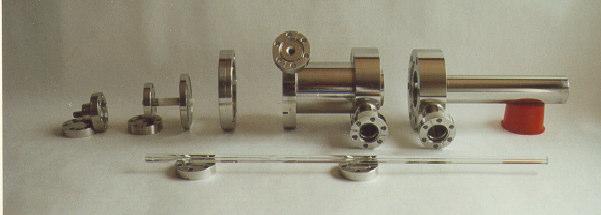 35 anteriormente, presos por parafusos, que serve para isolar a câmara de ionização do bombeamento da turbomolecular. A B C D E F Figura 4.