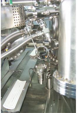 36 Conexão de alta tensão e ventilador conexão da bomba mecânica conexão da bomba turbomolecular válvula de agulha Figura 4.5 - Foto da lâmpada de He instalada na câmara#2 do LFA.