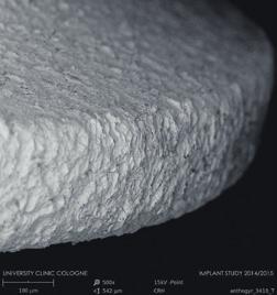 10 Ancoragem óssea eficaz MATERIAL E TRATAMENTO DE SUPERFÍCIE OSTEOCONDUTOR Os desempenhos em termos de osteointegração do titânio grau V foram demonstrados num estudo in vivo por Saulacic, Buser et