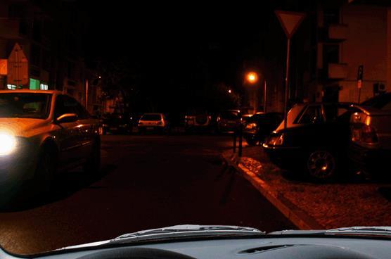 Um dos cuidados a ter na condução nocturna é: a) Olhar directamente para as luzes dos veículos que circulam em sentido contrário.