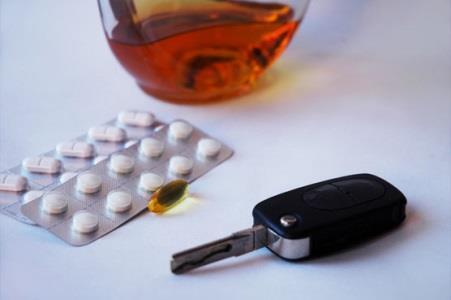 Os efeitos do álcool na condução podem ser aumentados pela ingestão simultânea de certos medicamentos? a) Sim, os efeitos do álcool podem ser aumentados pelos medicamentos e vice-versa.