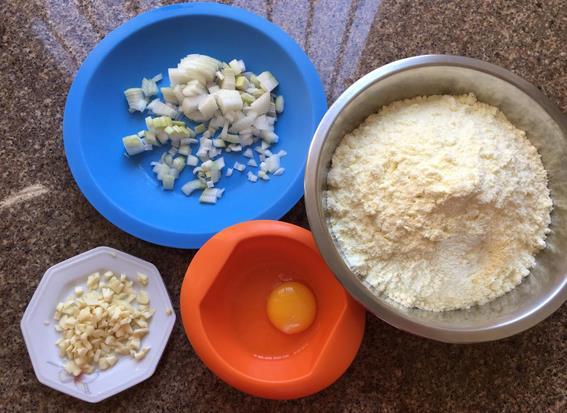 água). Coloque um ovo de cada vez, o sal, mexendo sempre, até desgrudar do fundo da panela.
