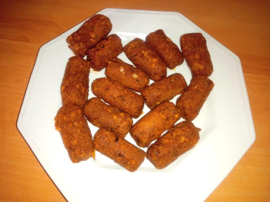 Ficha Técnica: BOLINHO DE ATUM COM FLOCOS DE MILHO Flocos de milho Atum em óleo Sal Cebola picada Alho Molho de tomate Tempero Opcional: Salsinha / cebolinha 500 gramas 1 Kg Á gosto 1 unidade média 1