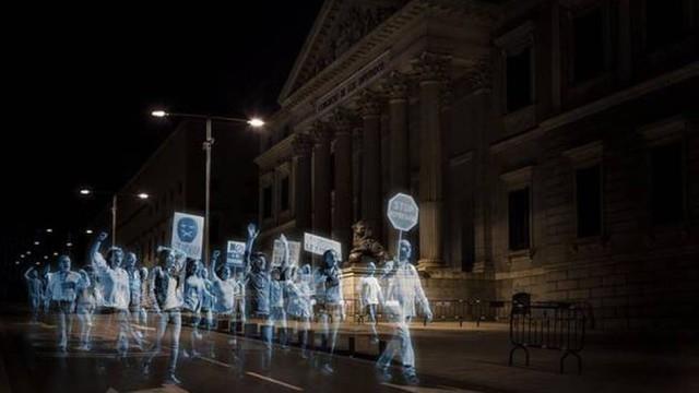 Em Madrid, em 2015, houve um protesto público feito com hologramas. Uma multidão virtual.