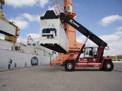 Cargo News 5 de Maio de 2010 Atividade nos portos já superou recessão A atividade económica nos portos no primeiro trimestre deste ano já regressou ao nível anterior ao da recessão, mas o dinamismo