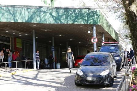 Ladrões atacam seguranças em hospital, trocam tiros e deixam três feridos em Porto Alegre Crime ocorreu no início desta tarde, no Hospital Conceição, na Zona Norte Viaturas da Polícia Civil foram até