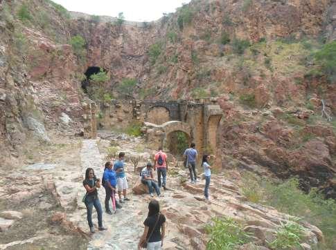 Máquinas (D); Antiga ferramenta de bombeamento de água (E); Estudantes em visita guiada (F).