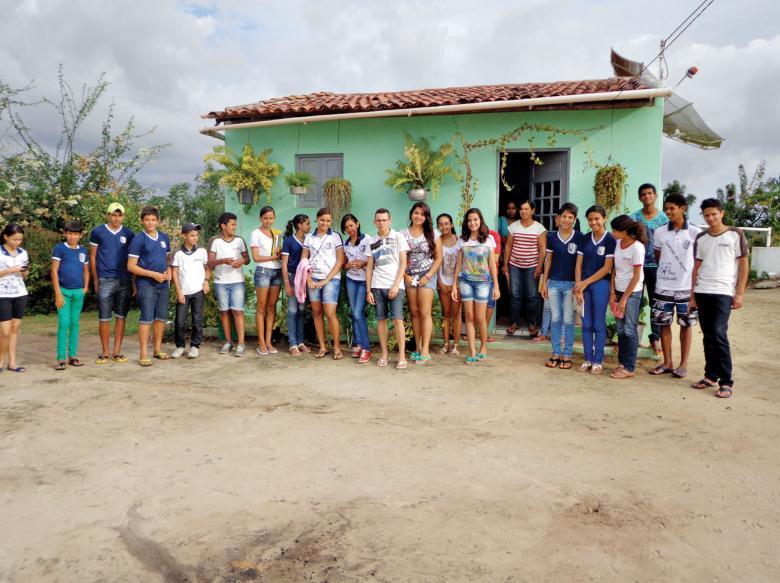 Na visita à propriedade rural, os alunos conheceram a horta e a casa da agricultora.