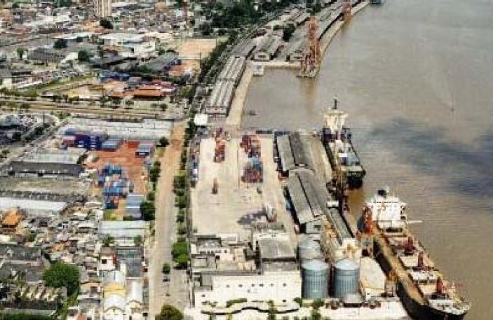 A Figura 6 mostra o porto de Belém no estado do Pará, podem-se visualizar os navios atracados à espera do carregamento. Figura 6. Imagem do porto de Belém no estado do Pará. Fonte: ANTAQ (2012).