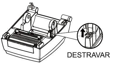 7. INSTALAÇÃO E OPERAÇÃO INSTALANDO O ROLO DE ETIQUETAS 1) Puxe as duas travas laterais para frente, para destravar o mecanismo. Depois levante a tampa da impressora.