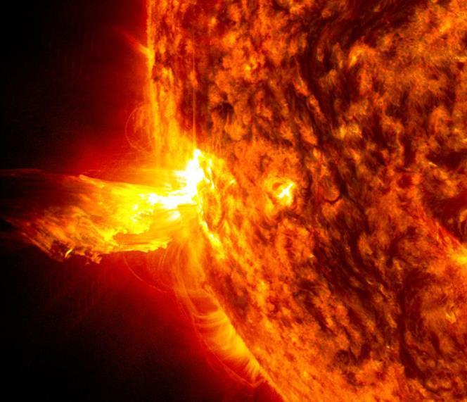 Exemplo: Sun Emits a Solstice CME http://www.
