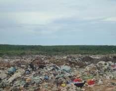 Figura 7- Lixão do Paço do Lumiar Figura 8- Resíduos no lixão de Paço do Lumiar O aumento de resíduos reflete a sociedade consumista, que a cada ano descarta mais detritos no meio ambiente e o expõe