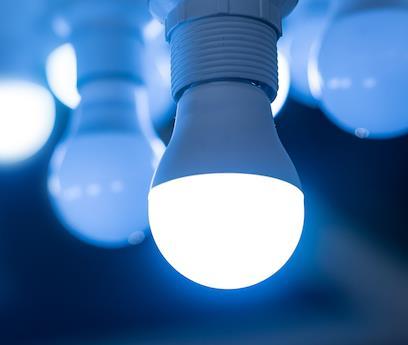 Ações Práticas Na hora de elaborar o diagnóstico energético, lembre-se destas dicas: 1 ILUMINAÇÃO USE LÂMPADAS DE MAIOR RENDIMENTO Lâmpadas LED consomem em média 50% menos do que fluorescentes